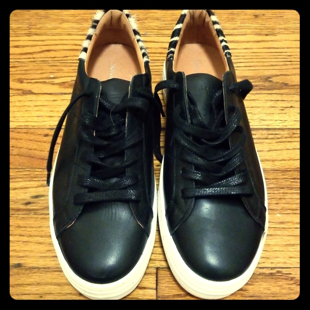 Women's Size 10 Shoes in Black/ Zebra Pattern